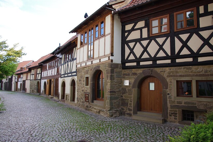Kirchengaden Geldersheim Reihe von Fachwerkhäuser rechts mit Kopfsteinpflaster davor