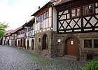Reihe von Fachwerkhäuser rechts mit Kopfsteinpflaster davor