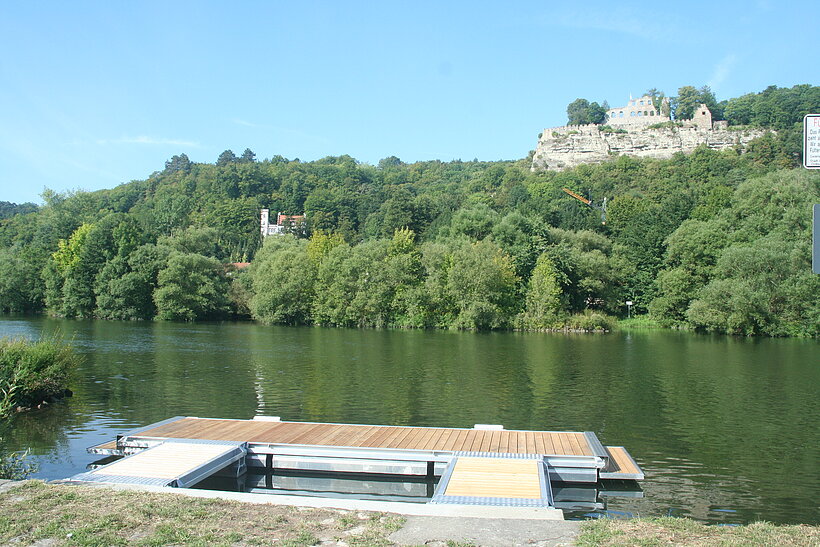 Bootsanleger Karlstadt Foto: Kornelia Winkler Anlegestelle am Main mit Blick auf Burg