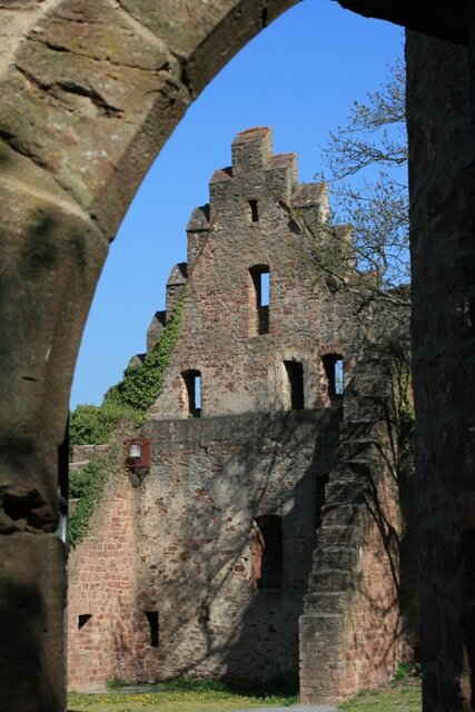 Gemünden Scherenburg Blick durch Steinbogen auf alte Burgruine mit Giebelseite