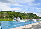 Freibad mit Anhöhe dahinter