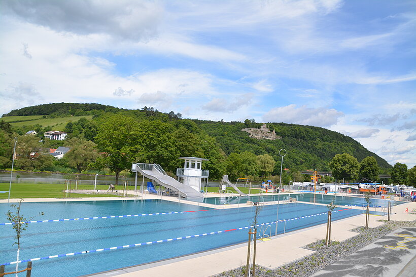 Karlstadt Freibad Freibad mit Anhöhe dahinter