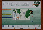 Informationstafel in Holz gefasst zu Nordic Walking