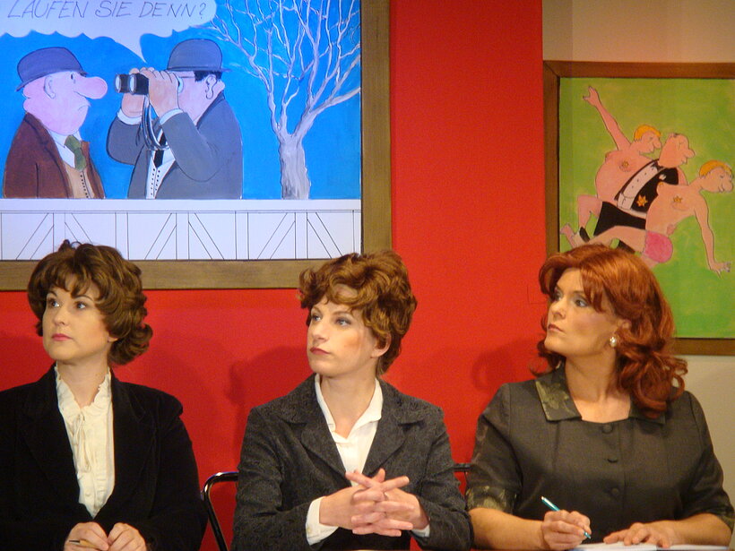 Gemünden Spessartgrotte Theaterszene: drei schwarz gekleidete Frauen sitzen und schauen nach links, im Hintergrund Bild von Loriot