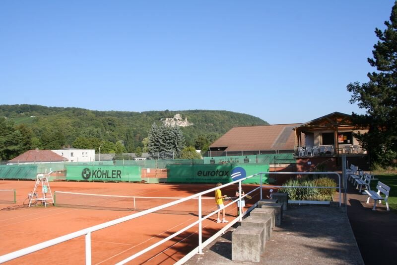 Tennisplatz mit Weg und Gebäude