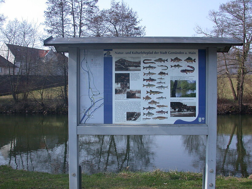 Informationstafel neben Gewässer