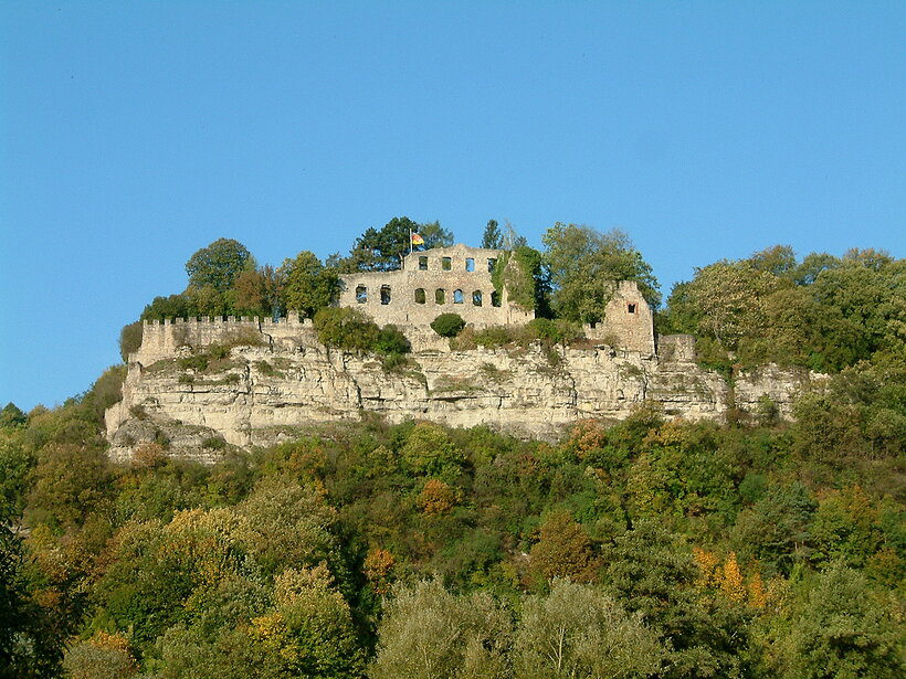 Karlstadt Wandern Steinfels mit Burganalage Ruine, umgeben von Wald