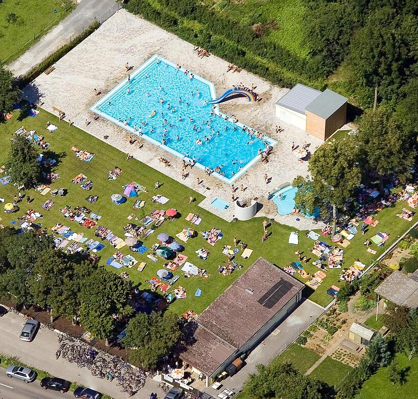 Schraudenbach Freibad Freibad aus der Vogelperspektive mit Rasen, Menschen und Gebäuden