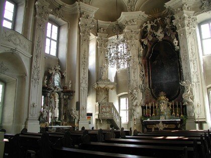 Werneck Schlosskirche Barocker heller Kirchenraum mit Altar