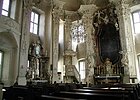 Barocker heller Kirchenraum mit Altar