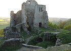 Ruine einer Burg, Mittelteil deutlich höher, umgeben von z.Tl niedrigen Mauern