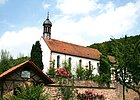 Kirchlein auf einer Anhöhe