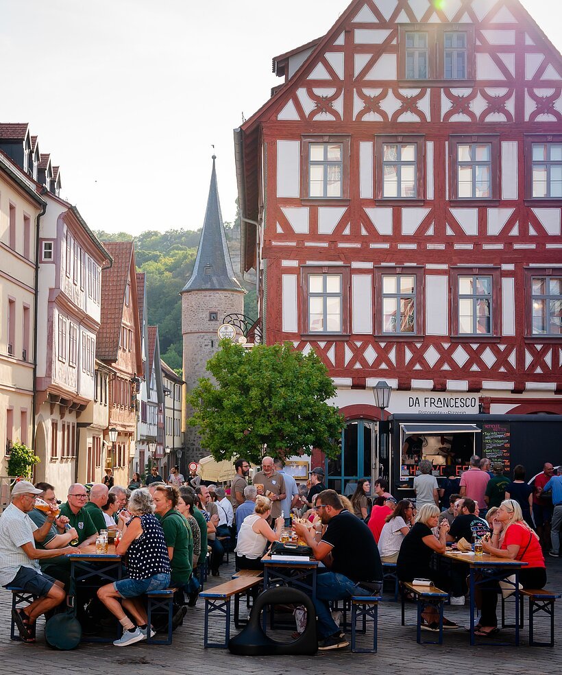 Karlstadt Kulinarische Meile Foto Carolin Müller Besucher beim Essen und Trinken auf dem Marktplatz