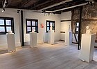Skulpturen stehen auf hüfthohen Säulen im Museum Karlstadt