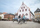 Radfahrergruppe fährt über den Karlstadter Marktplatz
