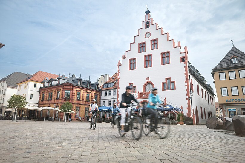 Radfahrergruppe fährt über den Karlstadter Marktplatz