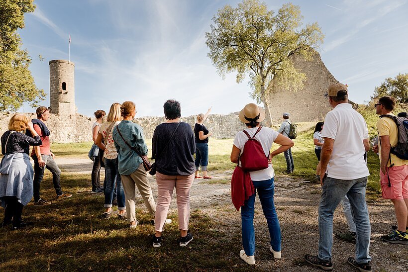 Magdalena Braun Ruine Homburg Gössenheim Eine Gruppe von Personen vor der Burgruine