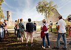 Eine Gruppe von Personen vor der Burgruine