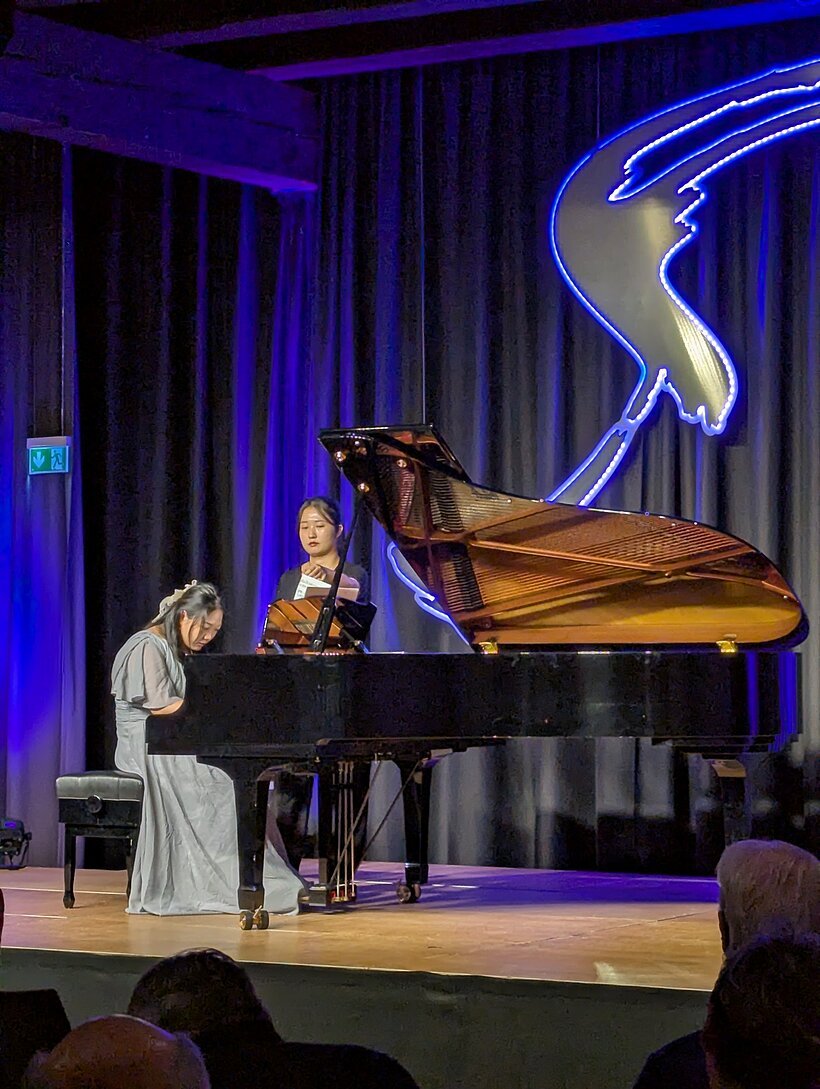 Zwei Musikerinnen auf der Bühne