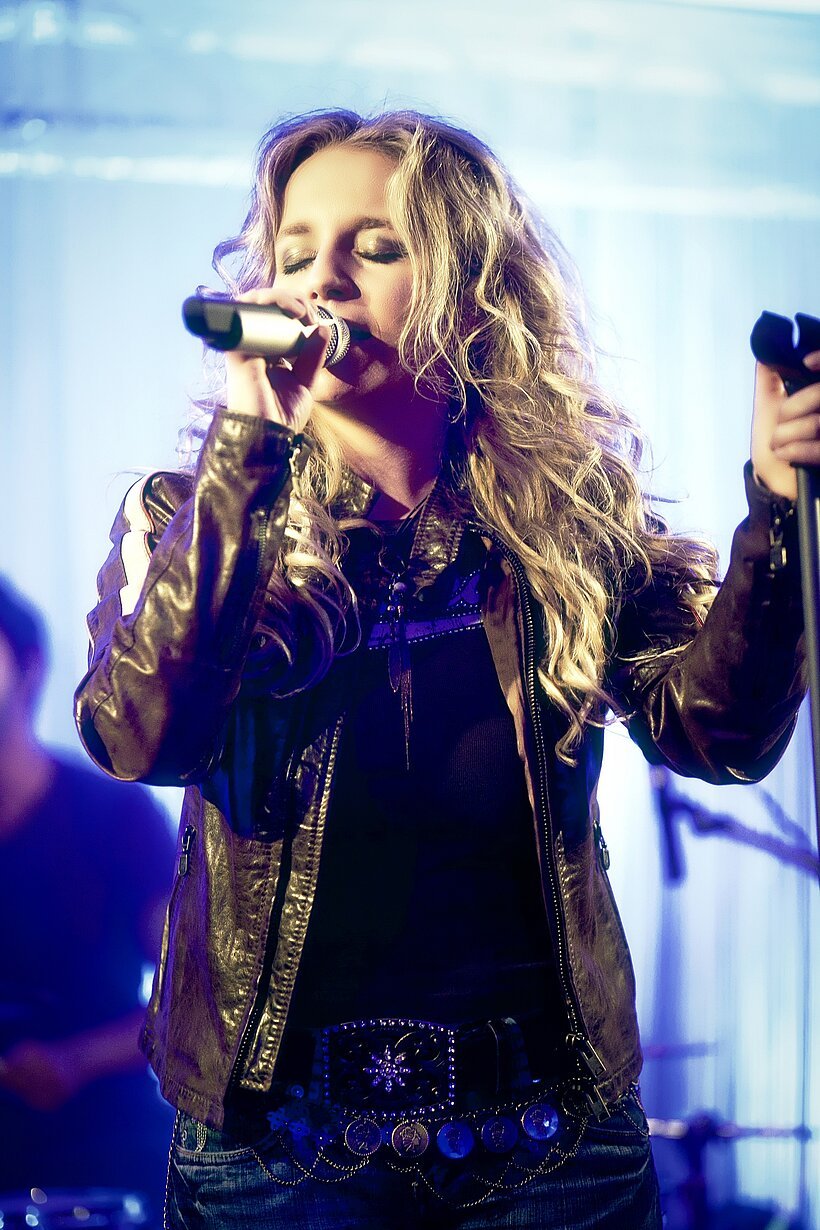 Sängerin Christina Rommel singt auf der Bühne