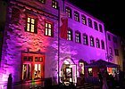 Karlstadter Kultur Häppli Pink beleuchtetes Haus