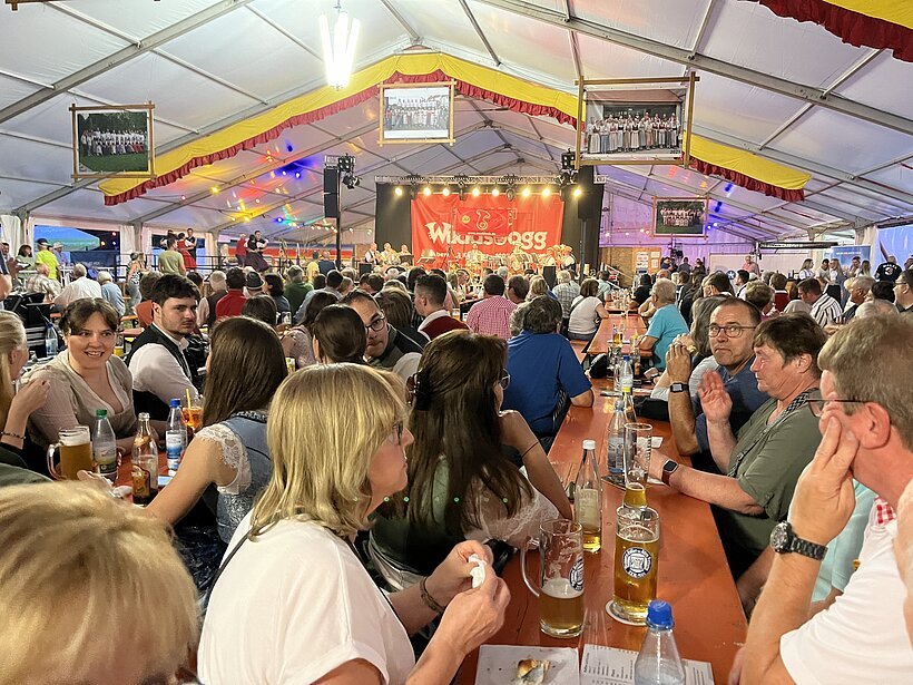 G&auml;ste im Festzelt der Bergrheinfelder Kirchweih