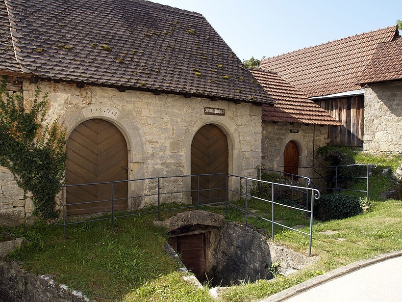 Kirchenburg Aschfeld Alte Steinhäuser mit Rundbogen Eingängen und Kellerabgang