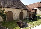 Alte Steinhäuser mit Rundbogen Eingängen und Kellerabgang